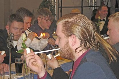 Zur Tradition der Freisprechung gehört im Kfz-Handwerk das Rauchen einer Tonpfeife.