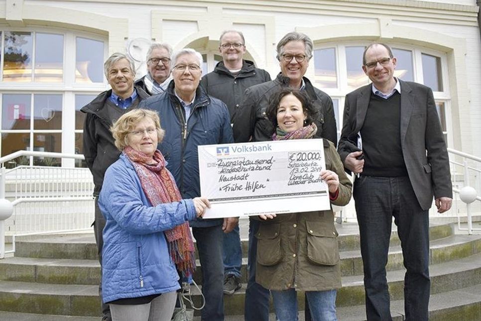 Obligatorische Scheckübergabe vor dem Alten Rathaus: Lions-Präsident Lamertus Muller und das „Adventskalender“-Team rund um Tim Schneider, Peter Danzeglocke und Dr. Martin Struve übergeben mit Schatzmeister Lutz König die Spende in Höhe von 20.000 Euro an Mechthild Piechulla, Katja Kirschall und Martin Liegmann vom Kinderschutzbund Ostholstein. (Foto: René Kleinschmidt)