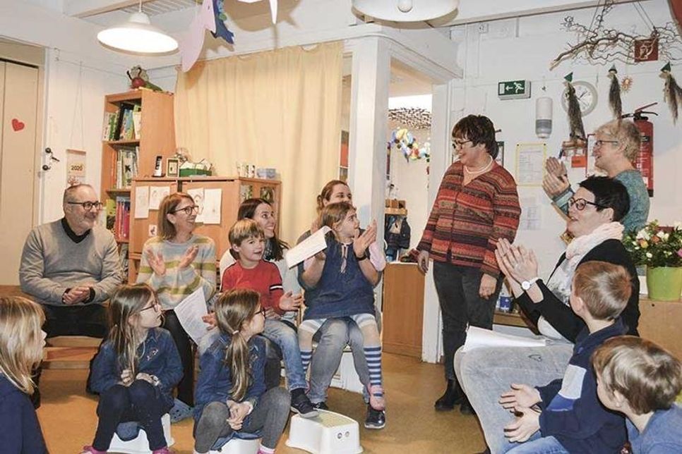 Im Rahmen eines Schlusskreises wurde Margitta Wulff von Kindergartenleiterin Christiane Schumacher (r.), ­Pas­tor Anis Hamami, Eltern und einigen Kindern verabschiedet.