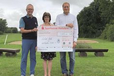 Ronald Bracker, Heidi Menorca und Andreas Bruhn (v. lks.) freuen sich über den großen Erfolg des diesjährigen Benefizturniers.
