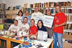Die Mitarbeiter der Deutschen Bank Timmendorfer Strand, Elsa Scheibe (unten v. li.), Heiko Hoffmann, Diana Wede und Tanja Nickel sowie Dörte Harmsen (hi. v. li.), Katrin-Stefanie Schmidt, Filialleiter Florian Paarmann und Frank Heinemeier (re.) mit Barbara Bergmann, Vorsitzende von „Kinderherz e.V.“, die sich für die Hilfe und die großzügige Spende herzlich bedankte. (Foto: René Kleinschmidt)