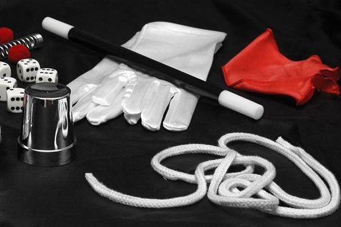 Zauberer Jan Martensen verrät Zaubertricks und zeigt sein Können.