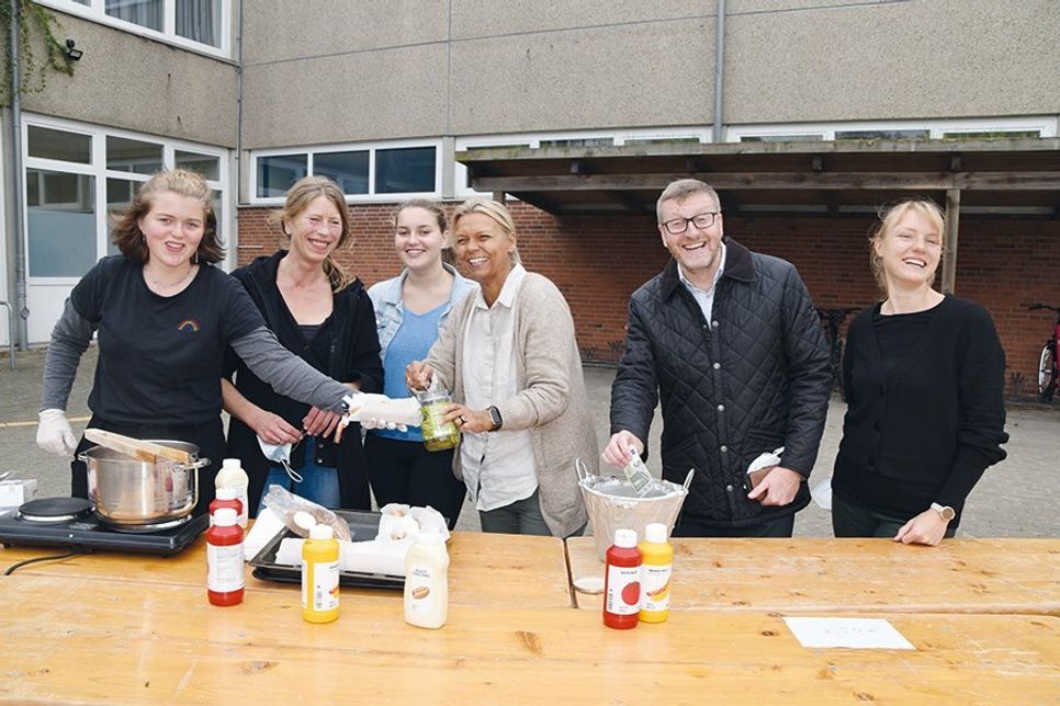 Bürgermeister Sven Partheil-Böhnke besuchte den Hot Dog-Stand der Klasse 10a: Schülersprecherin Lilian Haselow (3.v.li.) verkaufte mit Jule Kober (li.) und Schulbegleitung Julia Bönig (re.) fleißig für den guten Zweck. Schulleiterin Esther Passig und Initiatorin Bettina Kammholz (2.v.li.) freuen sich über die tolle Aktion.