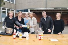 Bürgermeister Sven Partheil-Böhnke besuchte den Hot Dog-Stand der Klasse 10a: Schülersprecherin Lilian Haselow (3.v.li.) verkaufte mit Jule Kober (li.) und Schulbegleitung Julia Bönig (re.) fleißig für den guten Zweck. Schulleiterin Esther Passig und Initiatorin Bettina Kammholz (2.v.li.) freuen sich über die tolle Aktion.