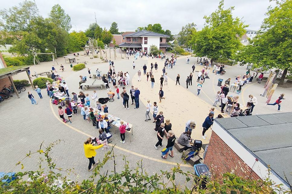Eine gelungene Spendenaktion: Ein voller Schulhof mit mehreren Ständen und Aktionen an einem Mittwochvormittag im August.