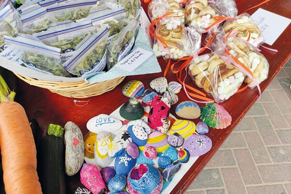 Verschiedene Artikel wie bemalte Steine, Tee oder Snacks wurden auf dem Schulhof zum Verkauf angeboten.