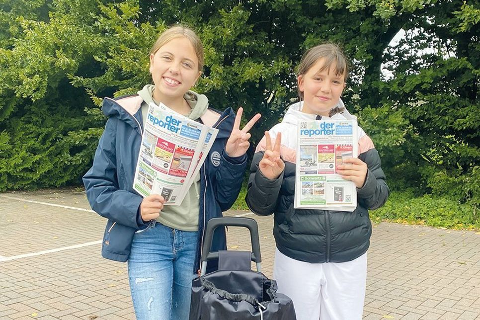 Eigeninitiative: Laura (links) und Juliane aus der Klasse 6a verteilten in Ratekau das Familienwochenblatt „der reporter“ und spendeten ihren Lohn von 50 Euro.