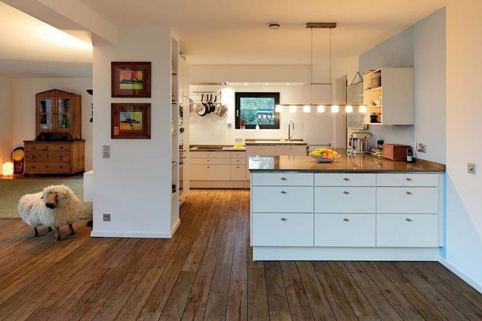 Sicherheit in den eigenen vier Wänden ist ein hohes Gut - nicht nur im Alter. Eine barrierefreie Einrichtung und rutschhemmende Bodenbeläge tragen dazu bei. Foto: djd/Werkhaus