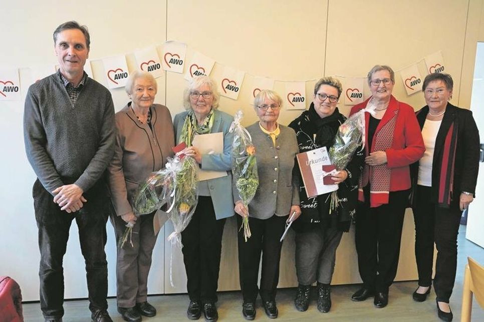 Die geehrten Mitglieder mit Klaus Steuck (lks.), Margitta Bruhn (2. v. re.) und Renate Kühlborn (re.): Erika Seitz (15 Jahre), Gisela Janert (10 Jahre), Ursula Amsel (45 Jahre) und Heidrun Zugehör (30 Jahre; v. lks.). Nicht auf dem Foto: Antje Topf (45 Jahre) und Carsten Nebel (10 Jahre).