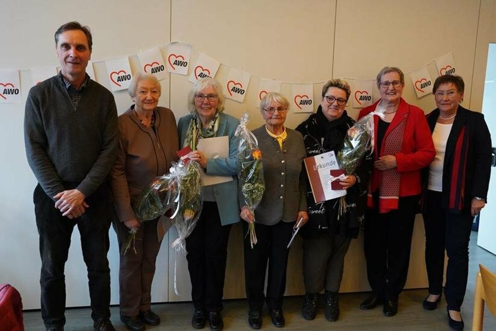 Die geehrten Mitglieder mit Klaus Steuck (lks.), Margitta Bruhn (2. v. re.) und Renate Kühlborn (re.): Erika Seitz (15 Jahre), Gisela Janert (10 Jahre), Ursula Amsel (45 Jahre) und Heidrun Zugehör (30 Jahre; v. lks.). Nicht auf dem Foto: Antje Topf (45 Jahre) und Carsten Nebel (10 Jahre).