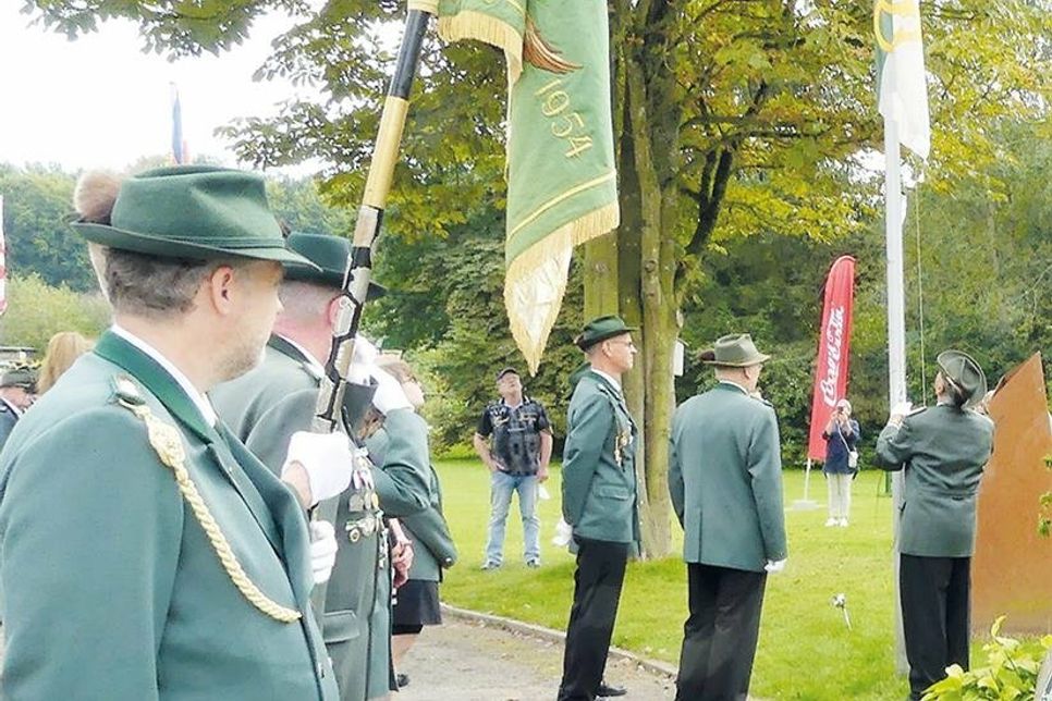 Vier ehemalige Schützenkönige durften die Königsflagge von Helmut II. hissen.