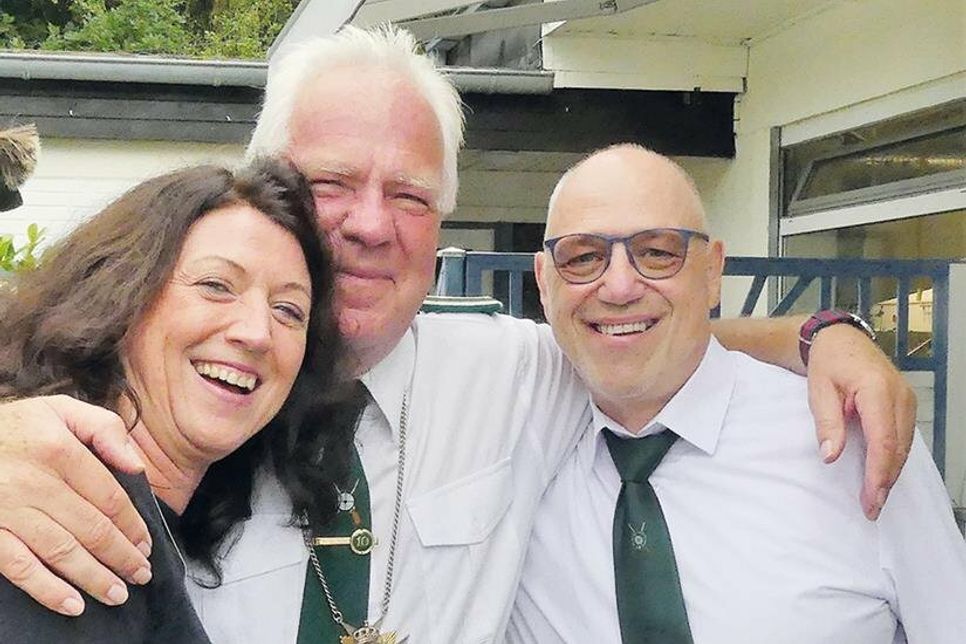 Stolz und froh über seine prominenten Ehrengäste: König Helmut mit Bürgermeisterin Bettina Schäfer und Dorfvorsteher Michael Pätau.