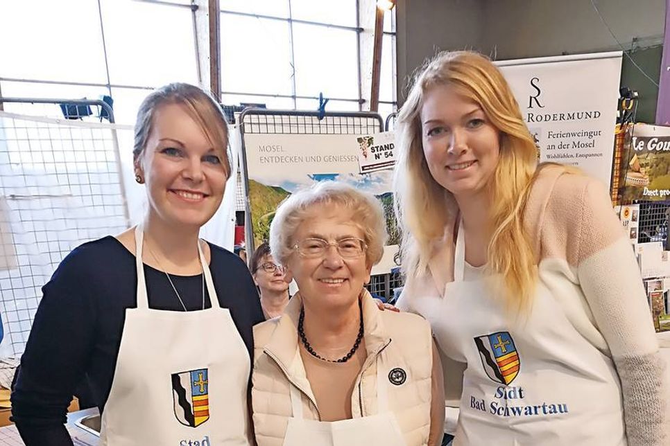 Zur Delegation aus Bad Schwartau zählten auch Janika Köhler (l.) und Sabrina Schultz (r.) aus der Gemeindeverwaltung sowie Elisabeth Kremer, Vorsitzende des Ausschusses für Soziales, Senioren, Kultur und Sport.