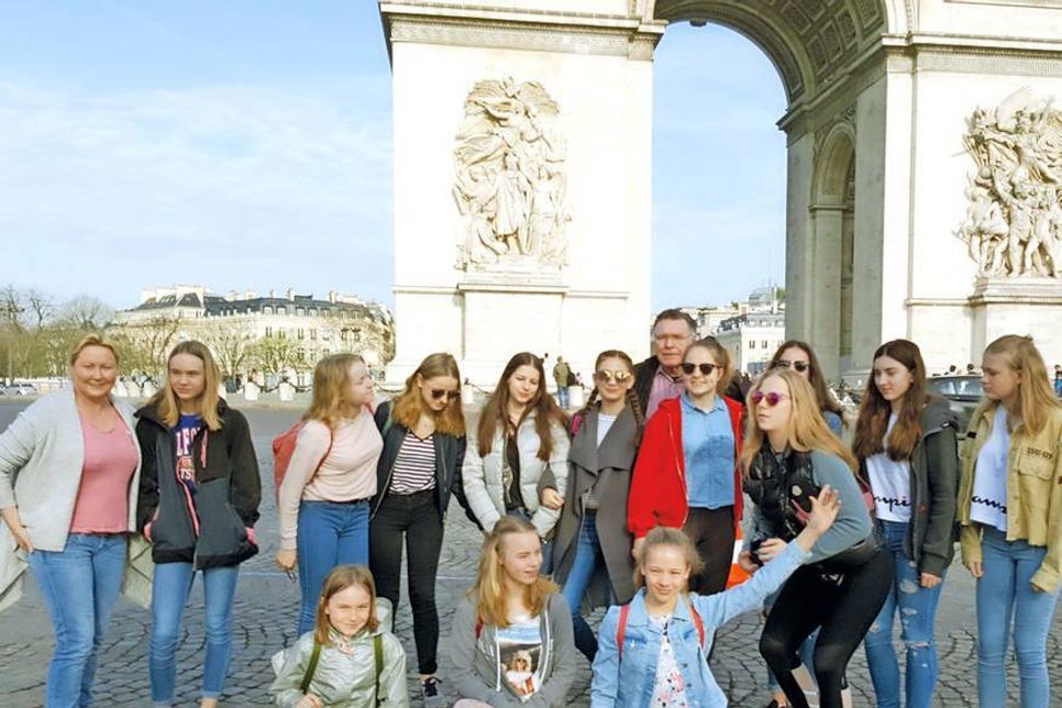 Hatten jede Menge Spaß in Frankreich: die Turnerinnen des SV?Olympia Bad Schwartau um ihren Abteilungschef Erhard Braasch.