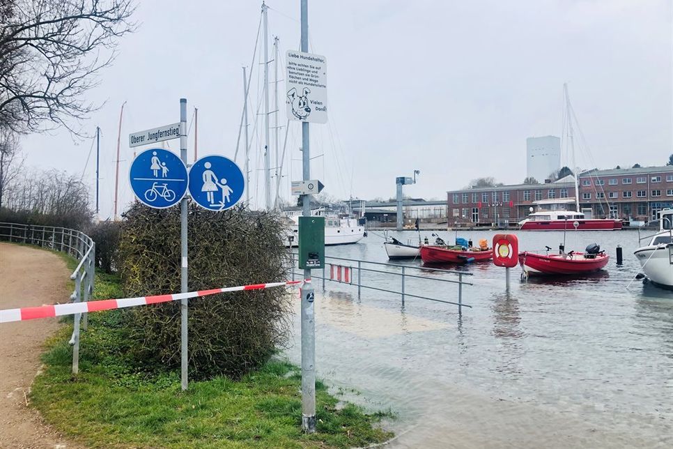 Der Untere Jungfernstieg ist erst ab dem Nachmittag stellenweise wieder passierbar.