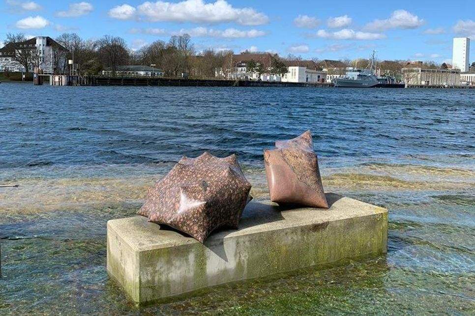 Das Kunstwerk „Influenza und Fazit“ von Jo Kley steht ebenfalls unter Wasser.