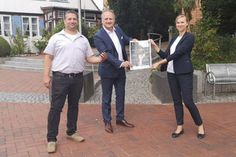 Präsentieren das Plakat für die digitale Schnitzeljagd „Abenteuer Sconeberg – Der Dieb von Schönberg“ (v. l.): Mario Asmus, Geschäftsführer der Firma Multimedia Probstei als Gestalter und Programmierer der Geocaching-Tour, Schönbergs Bürgermeister Peter Kokocinski und die Betriebsleiterin des Tourist-Service Ostseebad Schönberg Vanessa Boy. Fotos:  ©Tourist-Service Ostseebad Schönberg