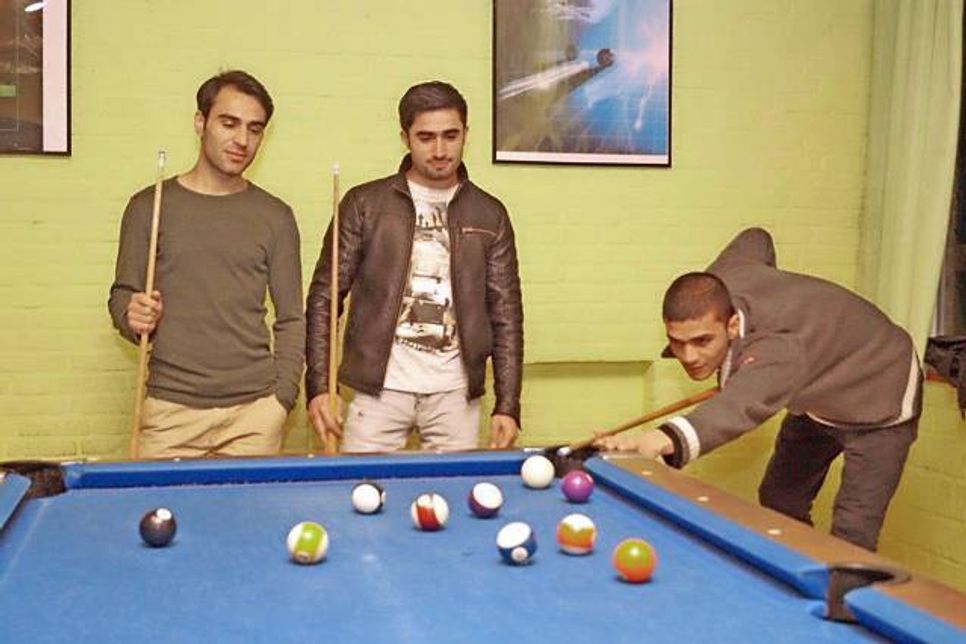 Ein enges Match am Billardtisch im Jugendzentrum: Sadar (rechts) legte sich mächtig ins Zeug gegen Sadeeq und Abdullah (links).