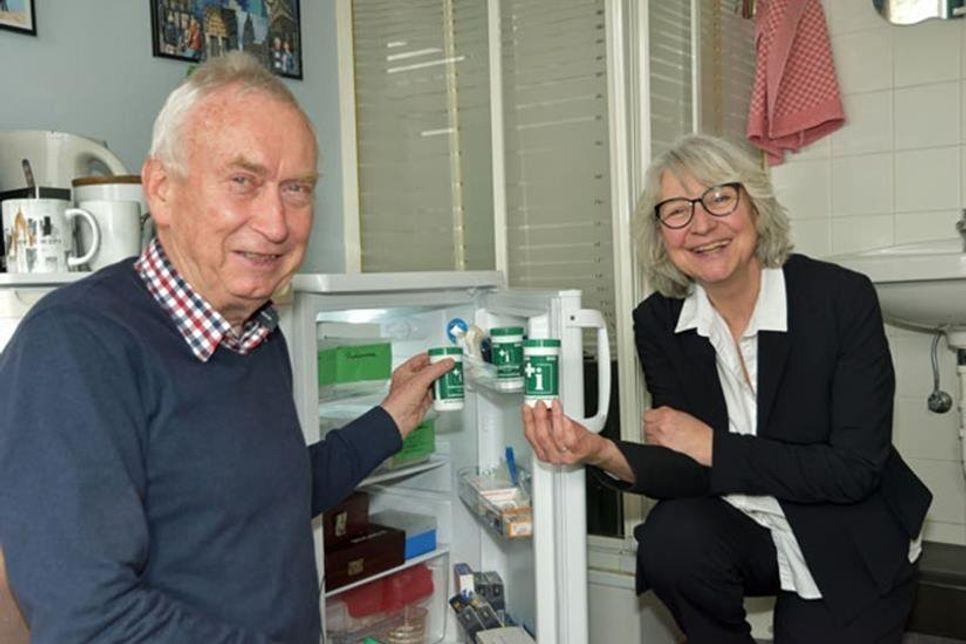 Dr. Joachim Pohl und Helga Schilk vom Praxisnetz Plön werben für die Notfalldosen.