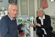 Dr. Joachim Pohl und Helga Schilk vom Praxisnetz Plön werben für die Notfalldosen.