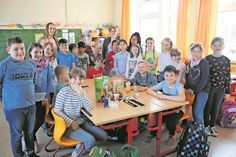 Jana Graf und Jana Wenndorf (hi.) gaben den Grundschulkindern wertvolle Ernährungstipps.