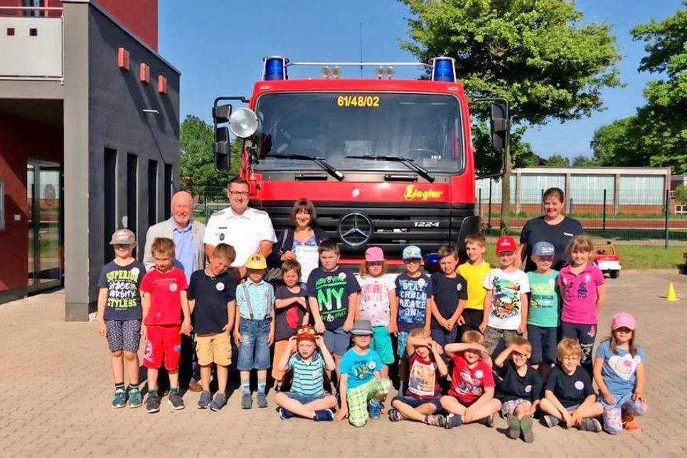 Die frisch gegründete Kinderfeuerwehr „61er-Minis“ mit Bürgervorsteher Sönke Sela, Gemeindewehrführer Alexander Wengelewski, Bürgermeisterin Dr. Tordis Badscheider und der Leiterin der Kinderabteilung Verena Feldmann (hi. v. lks.).