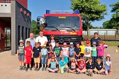 Die frisch gegründete Kinderfeuerwehr „61er-Minis“ mit Bürgervorsteher Sönke Sela, Gemeindewehrführer Alexander Wengelewski, Bürgermeisterin Dr. Tordis Badscheider und der Leiterin der Kinderabteilung Verena Feldmann (hi. v. lks.).