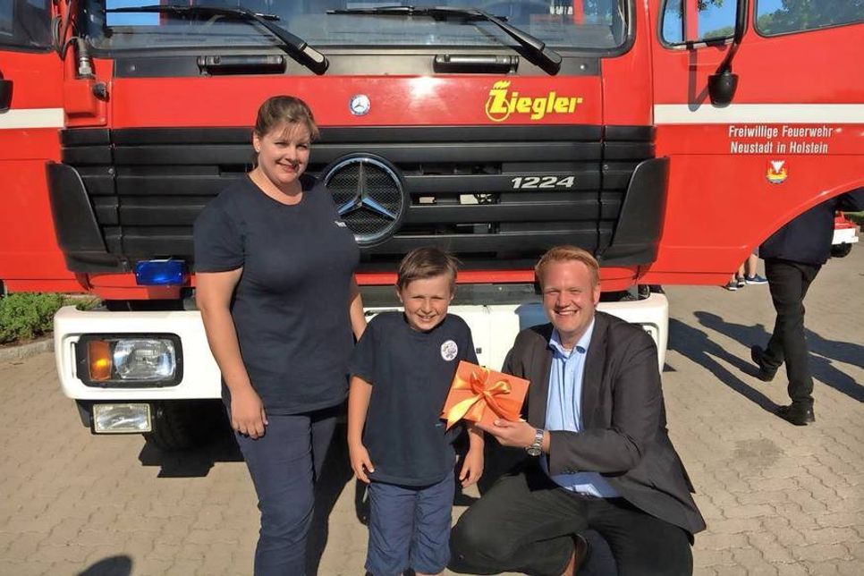 Verena Feldmann und das erste „61er-Mini“-Mitglied Michel nahmen einen Scheck von der Schön Klinik entgegen, überreicht durch Cord Halbrock.