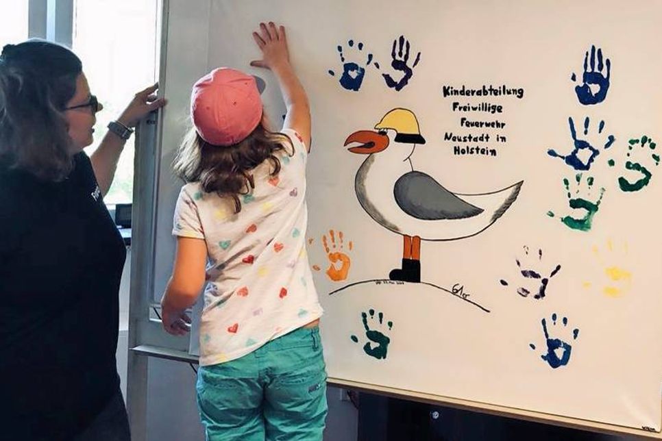 Die Gründungsurkunde wurde mit bunten Handabdrücken der Kinder unterzeichnet.