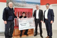 Sie freuen sich gemeinsam über die Unterstützung der Sparkasse Holstein für die Oldenburger Brandschützer (v.l.n.r.): Andreas Maeke (stv. Gemeindewehrführer), André Hasselmann (Gemeindewehrführer), Stephan Doormann (Sparkassen-Filialleiter) und Christian Schanze (Leiter „Öffentliche Kunden“ bei der Sparkasse Holstein).