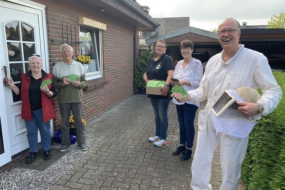 Unterwegs in der Nachbarschaft: Vorsitzender des Imkervereins Axel Path (re.) mit Ehefrau Heike Path und Tochter Janina Path bei Horst und Käthe Reinhold, die als erste mit den Saattüten versorgt wurden.