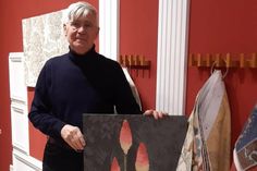Raumausstattermeister Peter Reinhard bei der Vorbereitung der Ausstellung.
