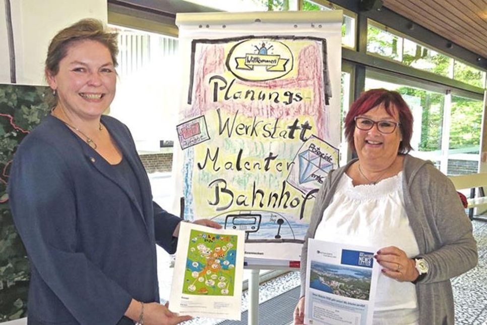 Bürgermeisterin Tanja Rönck und Birgit Boller, Projektkoordinatorin „Unser Malente 2030“, informierten Besucher der Planungswerkstatt.