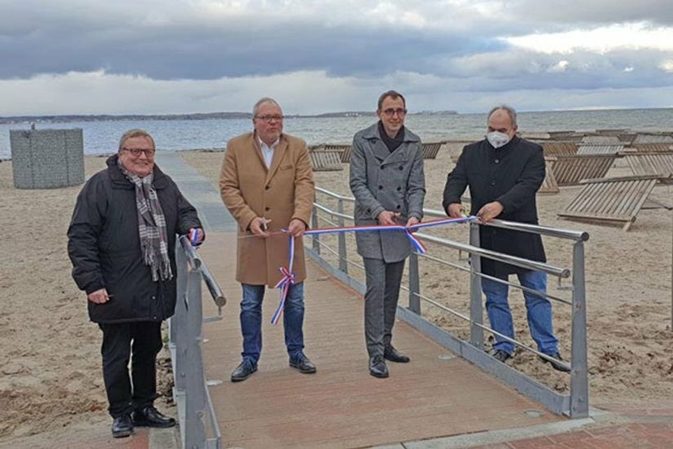 Landtagsabgeordneter CDU Herr Kalinka, Bürgermeister Heiko Voß, Chef der Staatskanzlei Dirk Schrödter, Bürgervorsteher Michael Meggle)