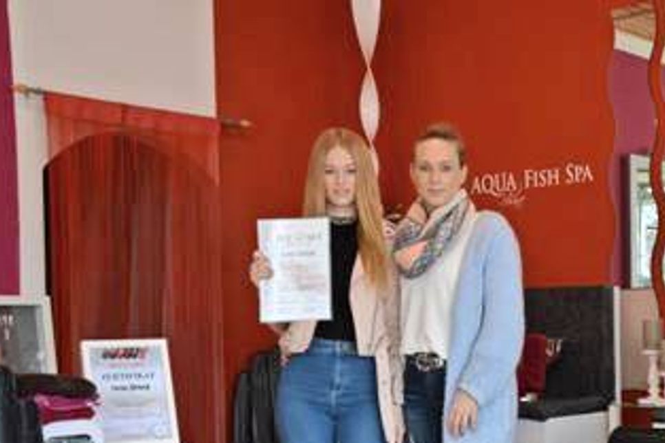Das Outfit sitzt, das Make-up passt - um den perfekten Look zu komplettieren sorgen Sarah Döttlaff und Melanie Weede (v. lks.) für gepflegte Nägel.