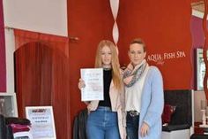 Das Outfit sitzt, das Make-up passt - um den perfekten Look zu komplettieren sorgen Sarah Döttlaff und Melanie Weede (v. lks.) für gepflegte Nägel.