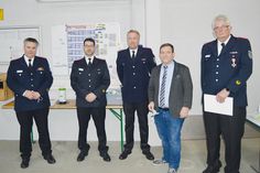 Wachwechsel in Bad Schwartau: Im Beisein von Kreisbrandmeister Thorsten Plath (l.), seinem Vorgänger Michael Conrad (r., frisch mit dem Brandschutzehrenzeichen in Gold ausgezeichnet) und Bad Schwartaus stellvertretendem Bürgermeister Carsten Dyck  übergibt  Lars Wellmann (m.) sein Amt an Mikail Capar.