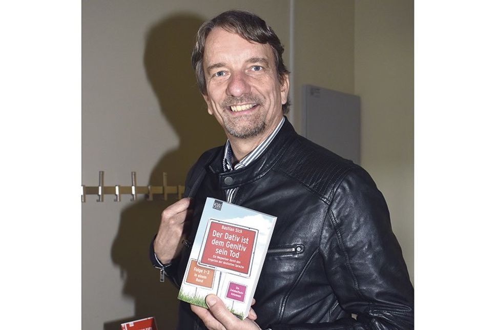 Bestsellerautor Bastian Sick lebt in Niendorf/Ostsee und gab jetzt eine besondere Deutsch-Stunde in der GGS-Strand Europaschule in Timmendorfer Strand. (Foto: René Kleinschmidt)