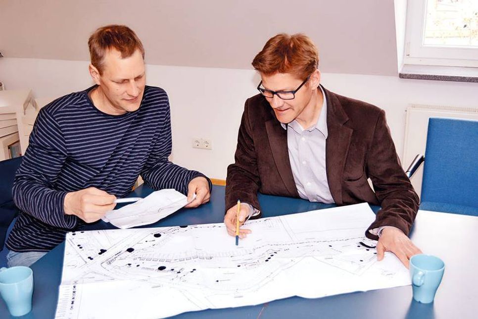 Dirk Hellmann („bajazzo“, li.) und Tourismuschef Joachim Nitz bei den Planungen für den neuen Genussmarkt.
