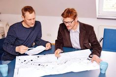 Dirk Hellmann („bajazzo“, li.) und Tourismuschef Joachim Nitz bei den Planungen für den neuen Genussmarkt.