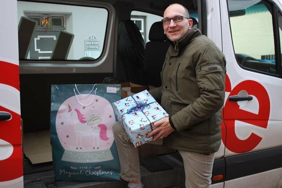 Maik de Paola vom reporter belädt den Transporter.