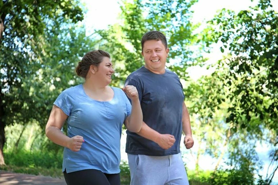 Regelmäßige Bewegung und der Abbau von Übergewicht können bei Arthrose die Beschwerden lindern.