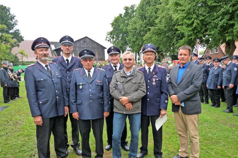 Rolf Klüver, Björn Sachau, Wolfgang Vietze, Thorsten Ahrens, Manfred Pfundt, Wilhelm Westensee und Bürgermeister Mark Burmeister (v. lks. nach re.).
