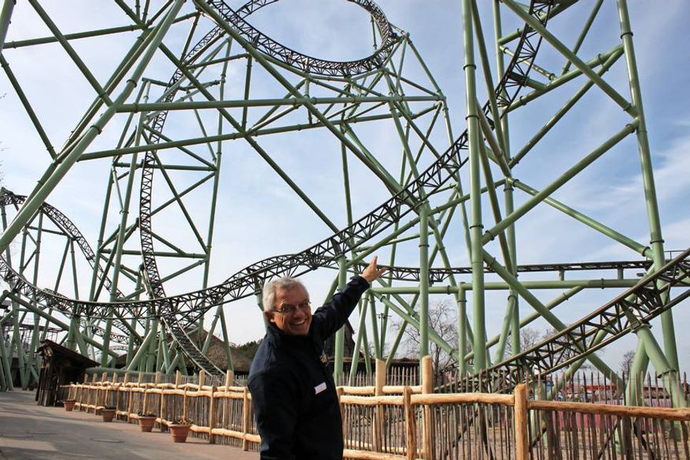 Geschäftsführer Christoph Andreas Leicht zeigt auf den „Schwur des Kärnan“, der zweitgrößte Coaster Europas.