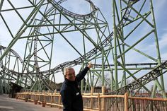 Geschäftsführer Christoph Andreas Leicht zeigt auf den „Schwur des Kärnan“, der zweitgrößte Coaster Europas.