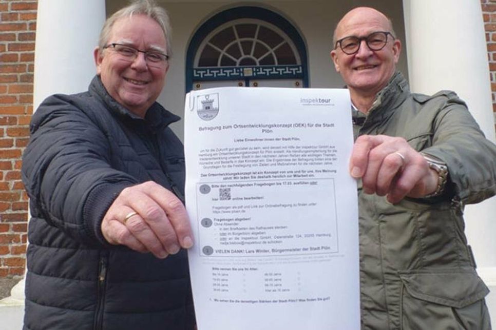 Bürgermeister Lars Winter und Wolfgang Homeyer, der Leiter des Fachbereichs Planen und Bauen, freuen sich auf eine große Resonanz bei der Befragung zum Ortsentwicklungskonzept für die Stadt Plön