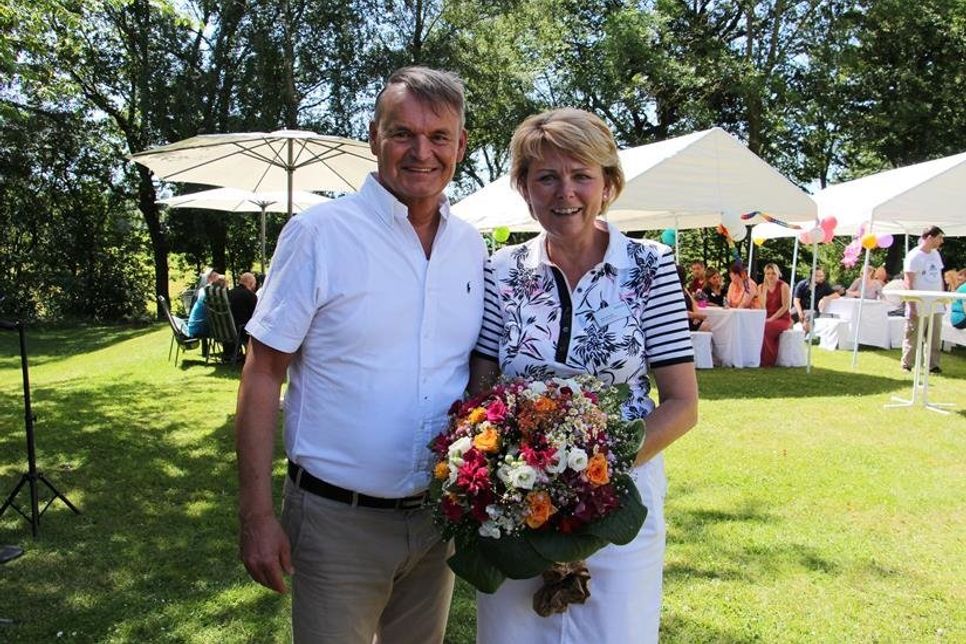 Zum Jubiläum überreichte Michael Dieckmann einen Blumenstrauß an Einrichtungsleiterin Ute Schultz.