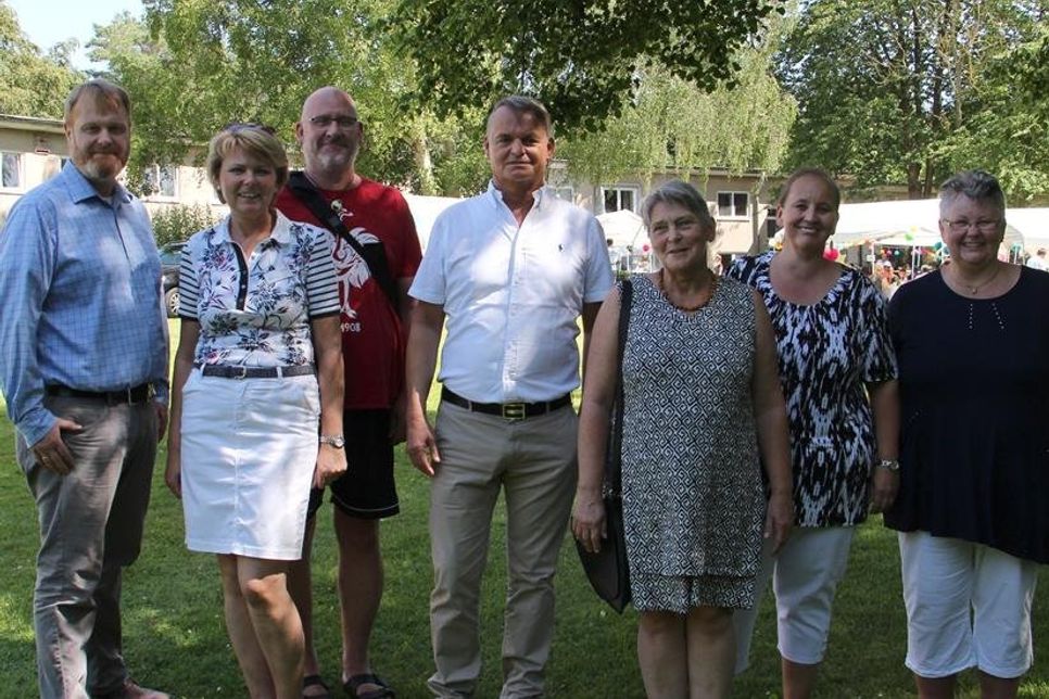 Kompass-Gründer und Ameos-Vorstand Michael Dieckmann (Mi.) mit dem Kompass-Team: Frederik Halbrock-Schwabl, Ute Schultz und Olaf Gaide sowie Astrid Boll, Ulrike Srilan und Gina Neumann (v. lks.).