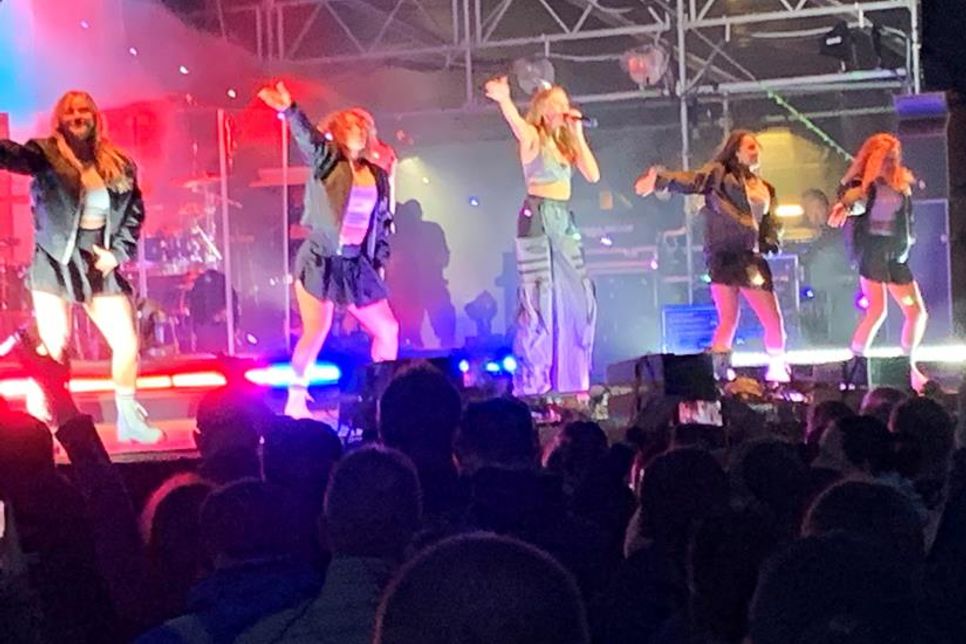 Das Konzert von Leony lockte tausende Fans an den Ostseestrand nach Grömitz.