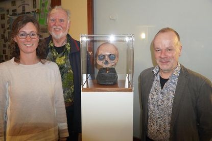 Die Replik des Schädels wurde vom Künstler Thomas Theurer (re.) hergestellt. Die Ausstellung in Dahme eröffneten Projektleiter Dr. Jürgen Möller und Bürgermeisterin Stefanie Friedrich-Suhr.